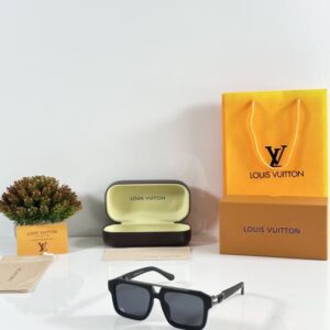 Louis Vuitton 121 Mate Black